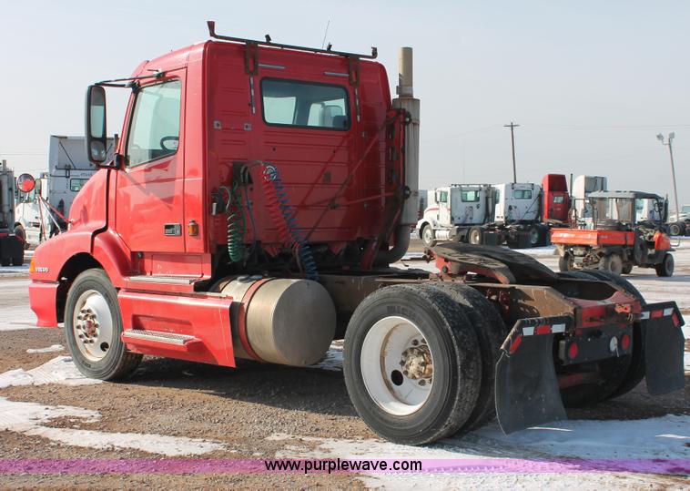 image for item H8364 2000 Volvo VNL semi truck