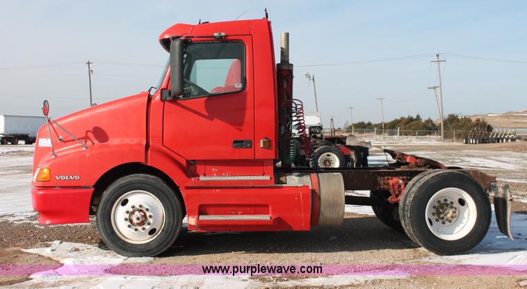 image for item H8364 2000 Volvo VNL semi truck