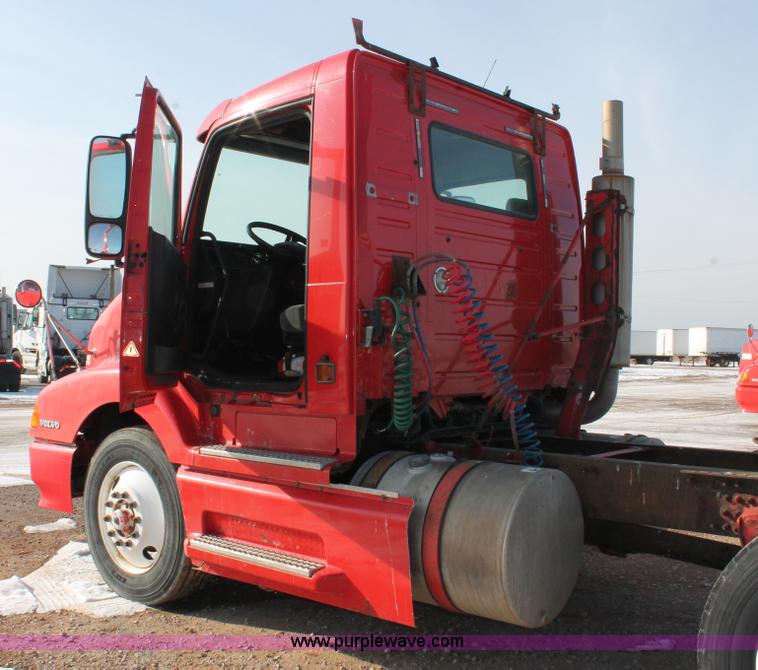 image for item H8364 2000 Volvo VNL semi truck