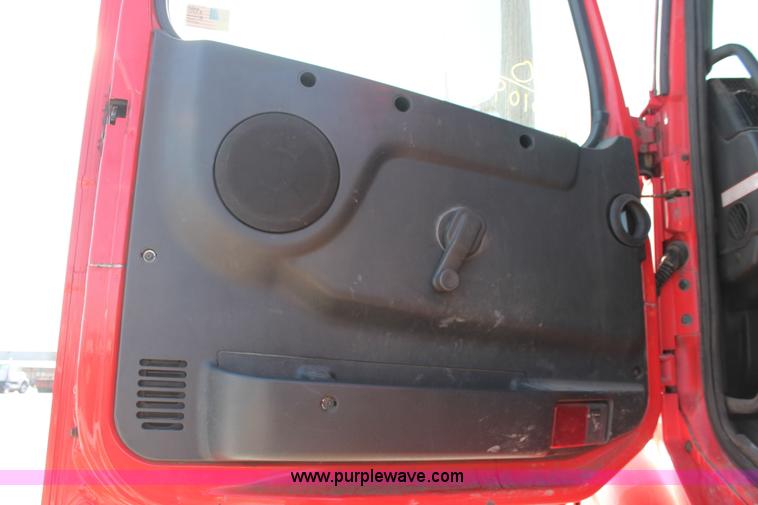 image for item H8364 2000 Volvo VNL semi truck