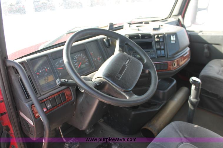 image for item H8364 2000 Volvo VNL semi truck