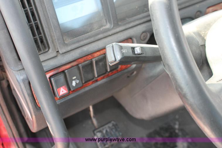 image for item H8364 2000 Volvo VNL semi truck
