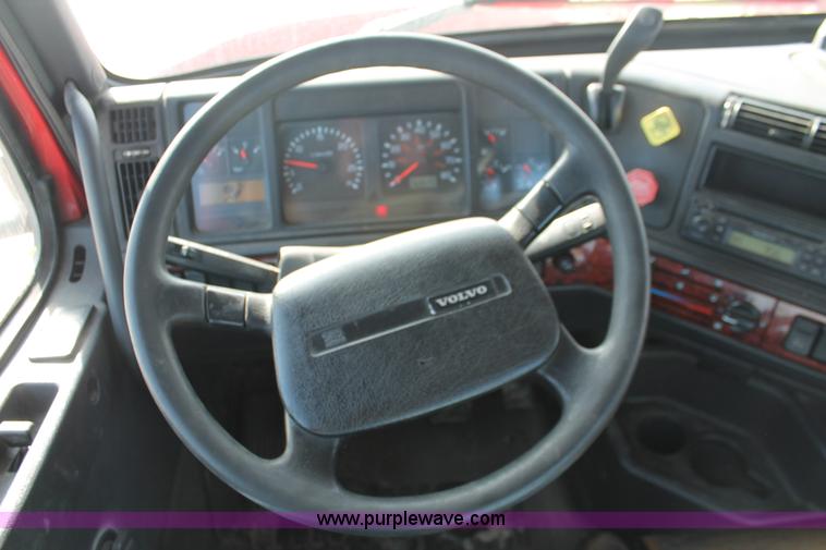 image for item H8364 2000 Volvo VNL semi truck