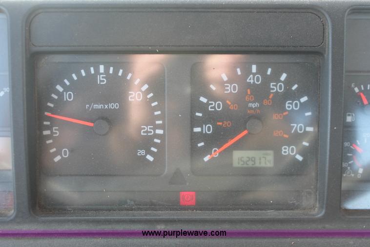 image for item H8364 2000 Volvo VNL semi truck