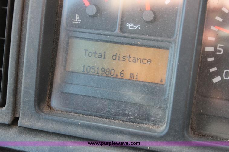 image for item H8364 2000 Volvo VNL semi truck