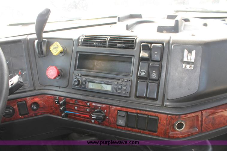 image for item H8364 2000 Volvo VNL semi truck