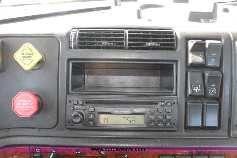 image for item H8364 2000 Volvo VNL semi truck