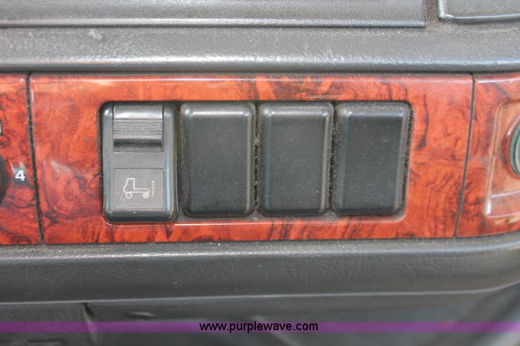 image for item H8364 2000 Volvo VNL semi truck