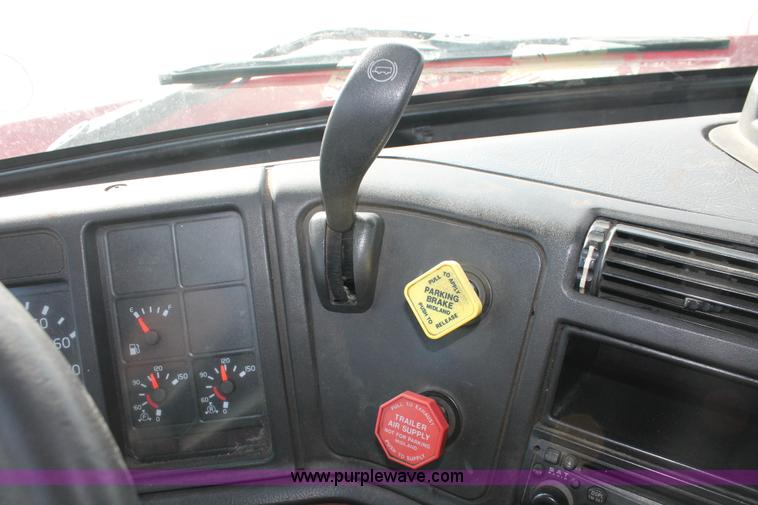 image for item H8364 2000 Volvo VNL semi truck