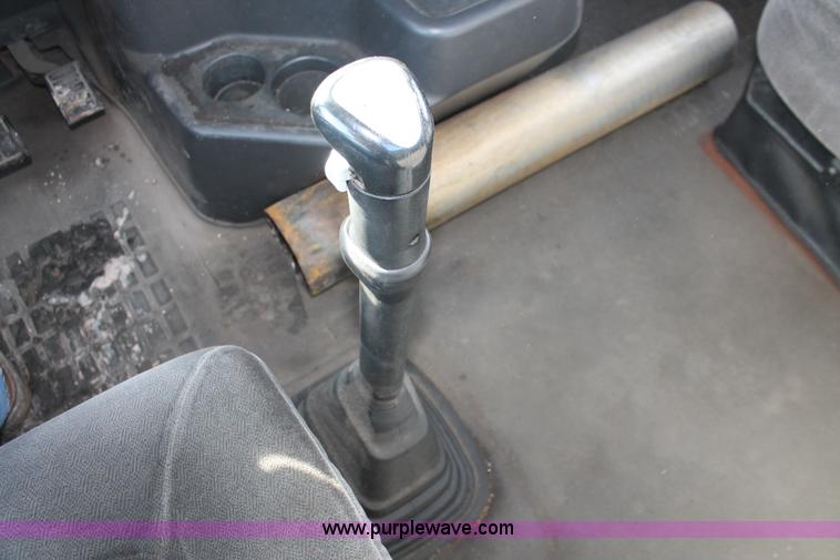 image for item H8364 2000 Volvo VNL semi truck