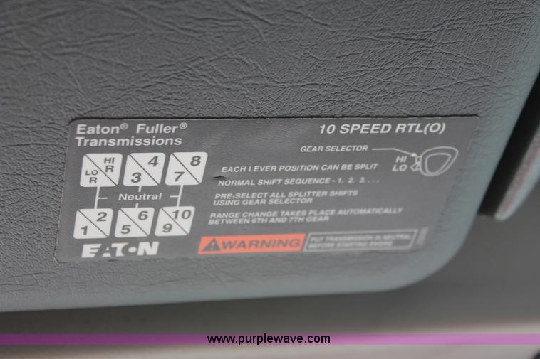 image for item H8364 2000 Volvo VNL semi truck