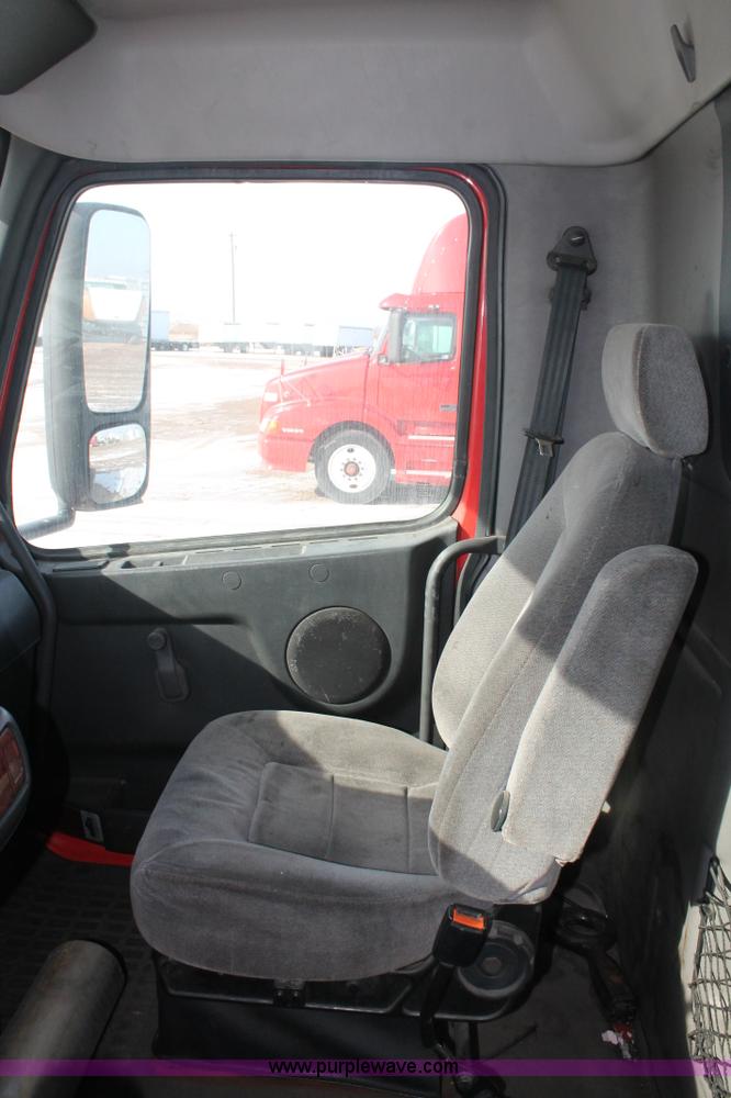 image for item H8364 2000 Volvo VNL semi truck