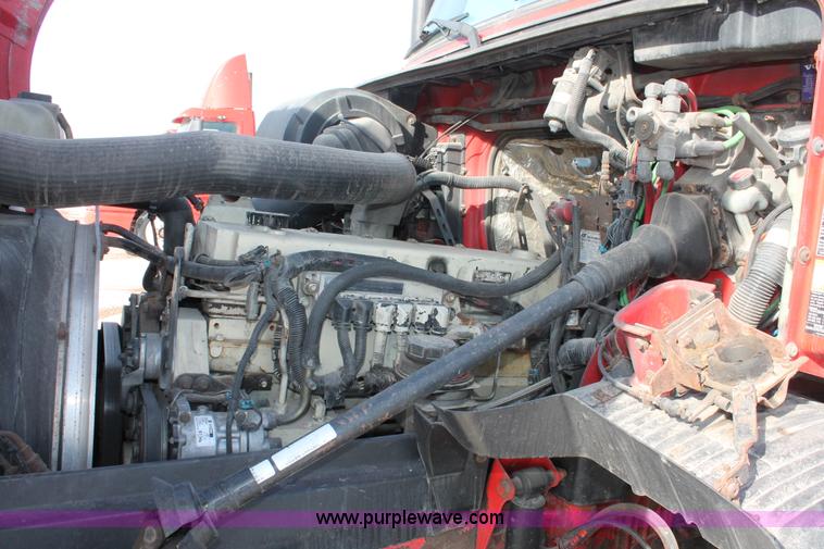 image for item H8364 2000 Volvo VNL semi truck