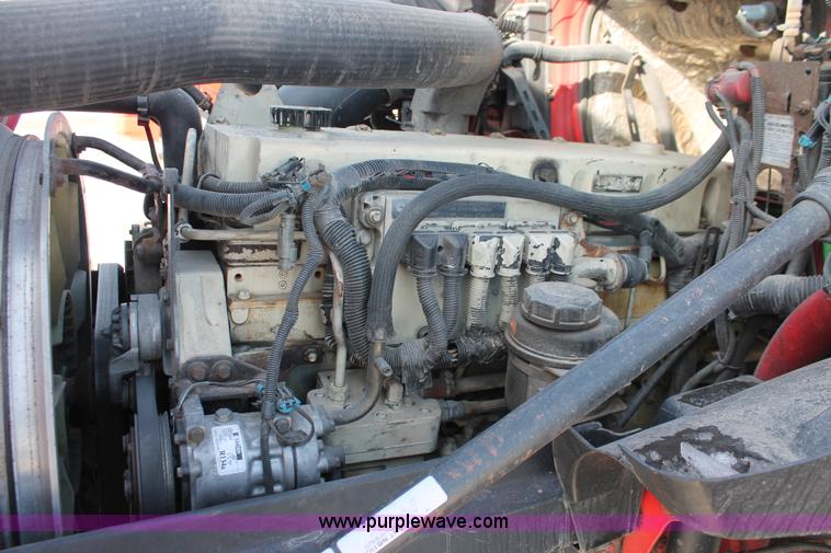 image for item H8364 2000 Volvo VNL semi truck