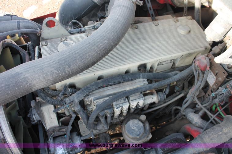 image for item H8364 2000 Volvo VNL semi truck