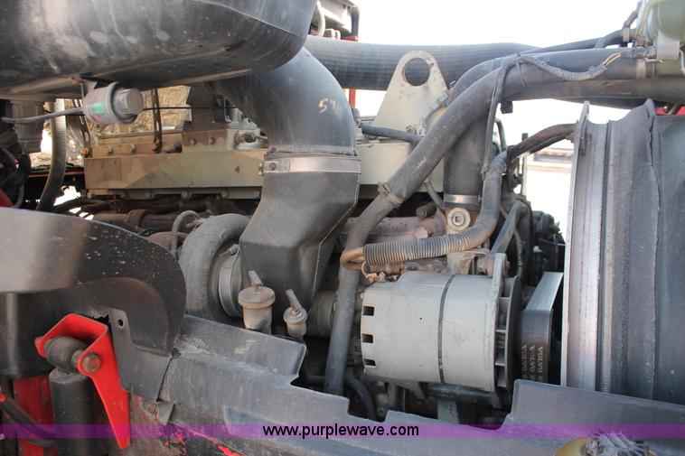 image for item H8364 2000 Volvo VNL semi truck