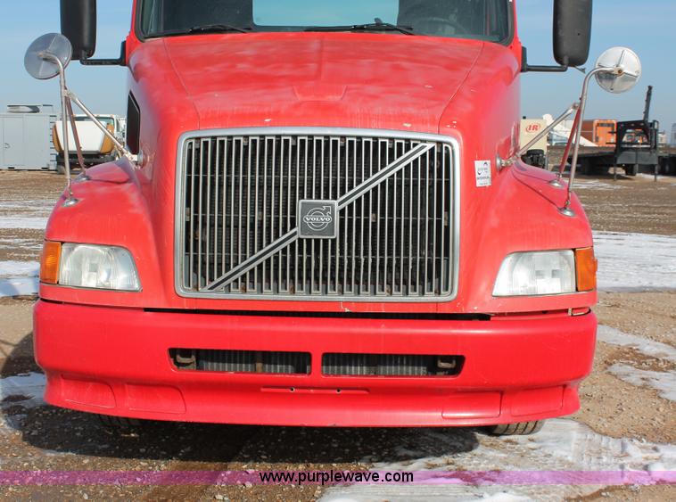 image for item H8364 2000 Volvo VNL semi truck
