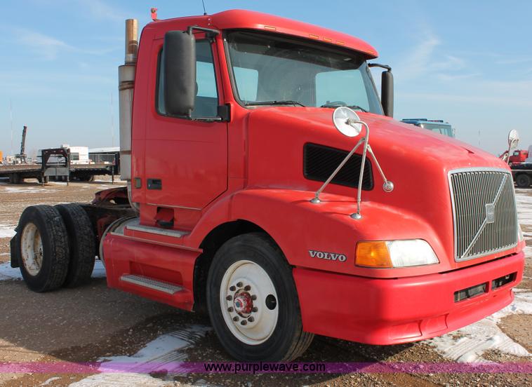 image for item H8364 2000 Volvo VNL semi truck