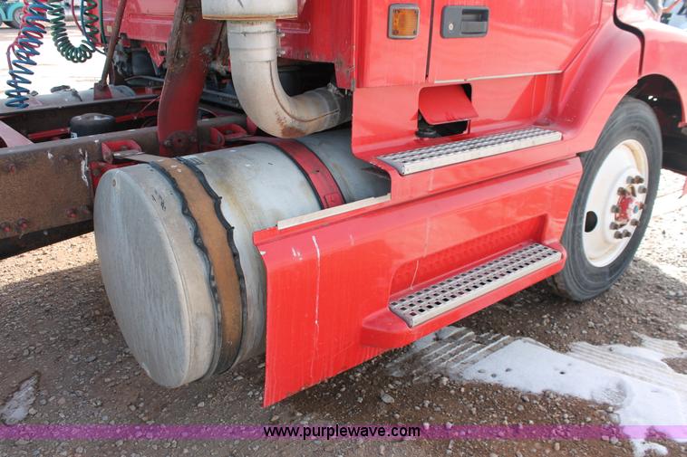 image for item H8364 2000 Volvo VNL semi truck