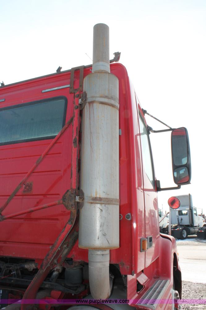 image for item H8364 2000 Volvo VNL semi truck