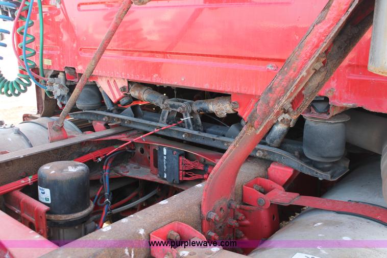 image for item H8364 2000 Volvo VNL semi truck