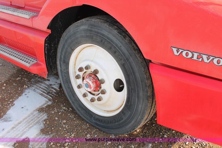 image for item H8364 2000 Volvo VNL semi truck