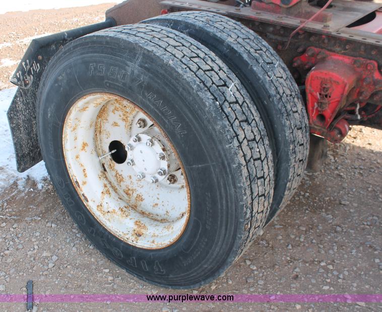 image for item H8364 2000 Volvo VNL semi truck