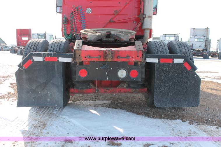 image for item H8364 2000 Volvo VNL semi truck