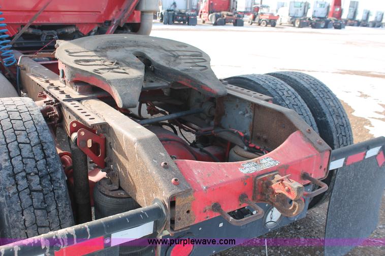 image for item H8364 2000 Volvo VNL semi truck