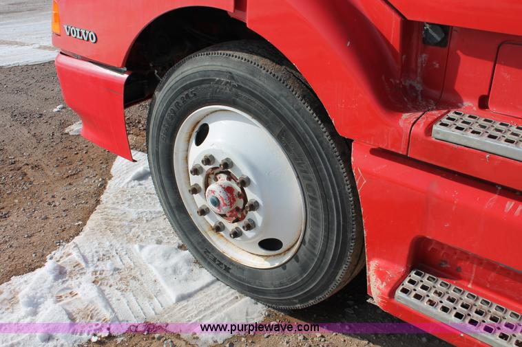 image for item H8364 2000 Volvo VNL semi truck