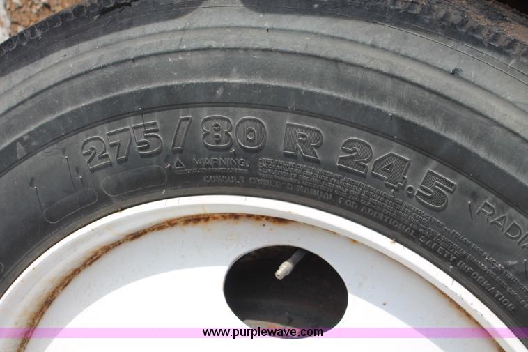 image for item H8364 2000 Volvo VNL semi truck