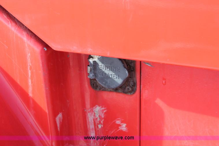 image for item H8364 2000 Volvo VNL semi truck