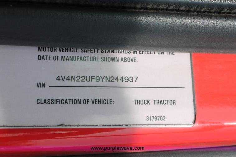 image for item H8364 2000 Volvo VNL semi truck