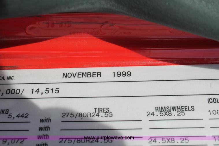 image for item H8364 2000 Volvo VNL semi truck