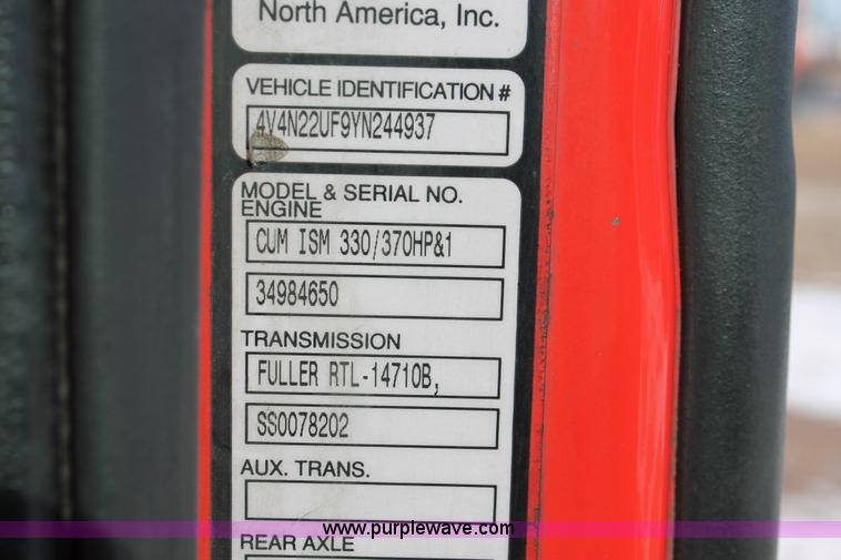 image for item H8364 2000 Volvo VNL semi truck