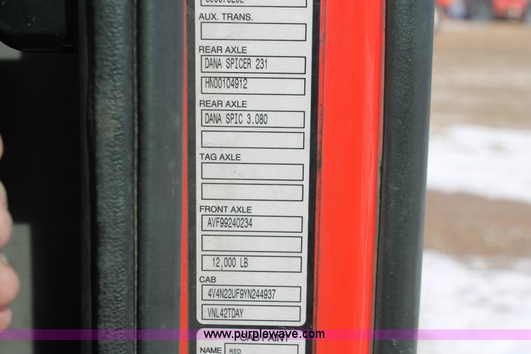 image for item H8364 2000 Volvo VNL semi truck