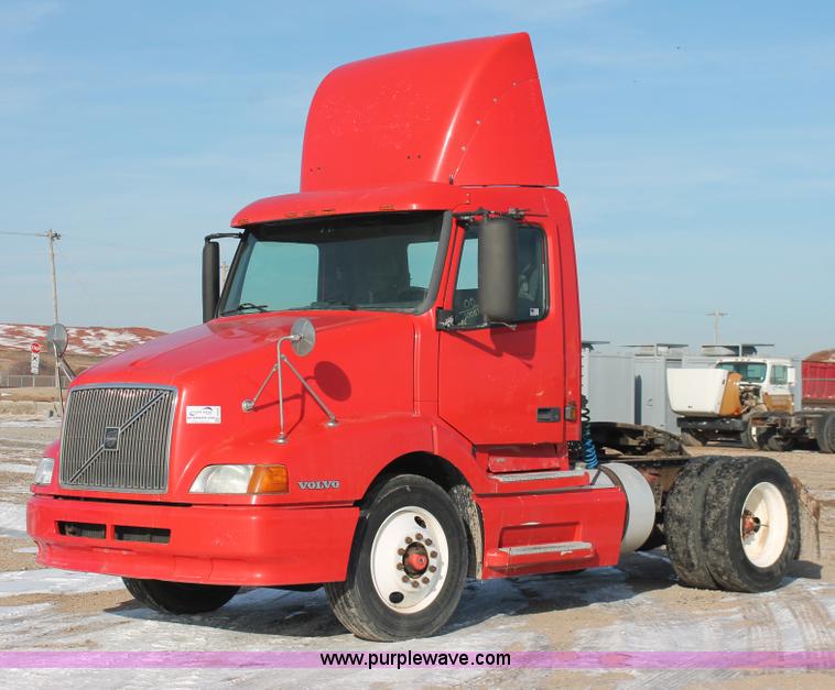 image for item H8365 2000 Volvo VNL semi truck