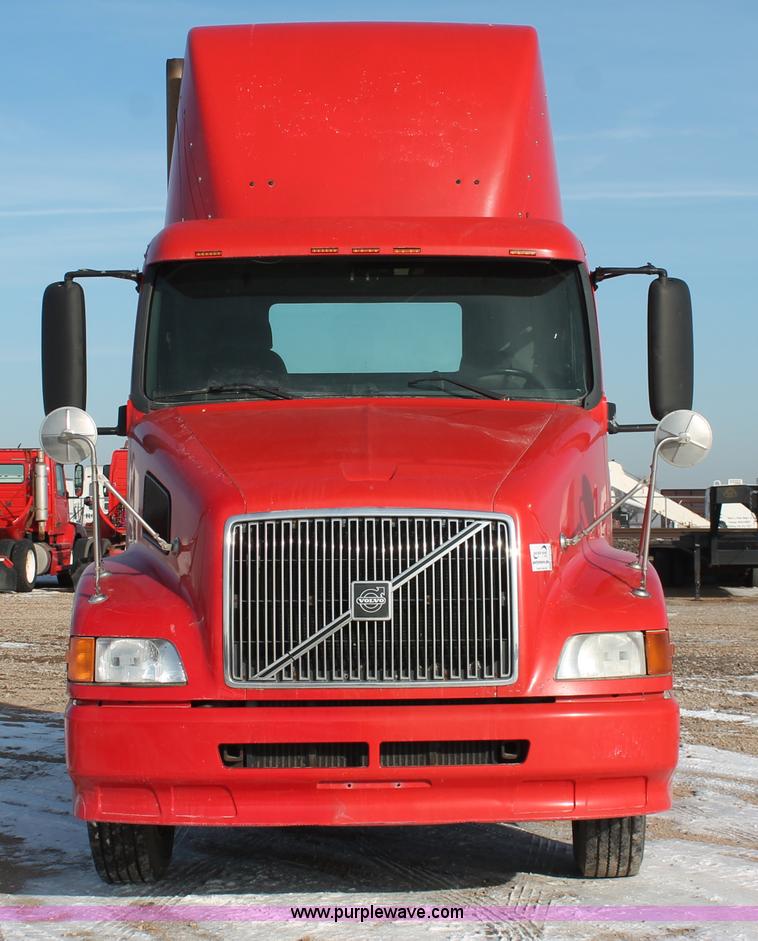 image for item H8365 2000 Volvo VNL semi truck