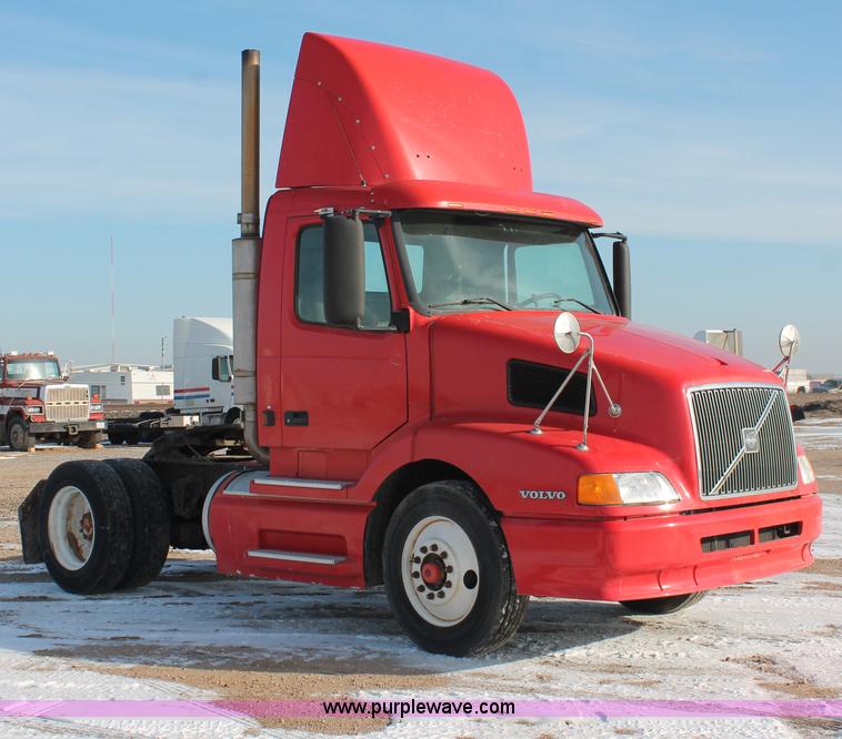 image for item H8365 2000 Volvo VNL semi truck