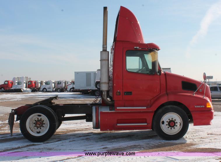 image for item H8365 2000 Volvo VNL semi truck