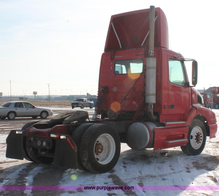 image for item H8365 2000 Volvo VNL semi truck