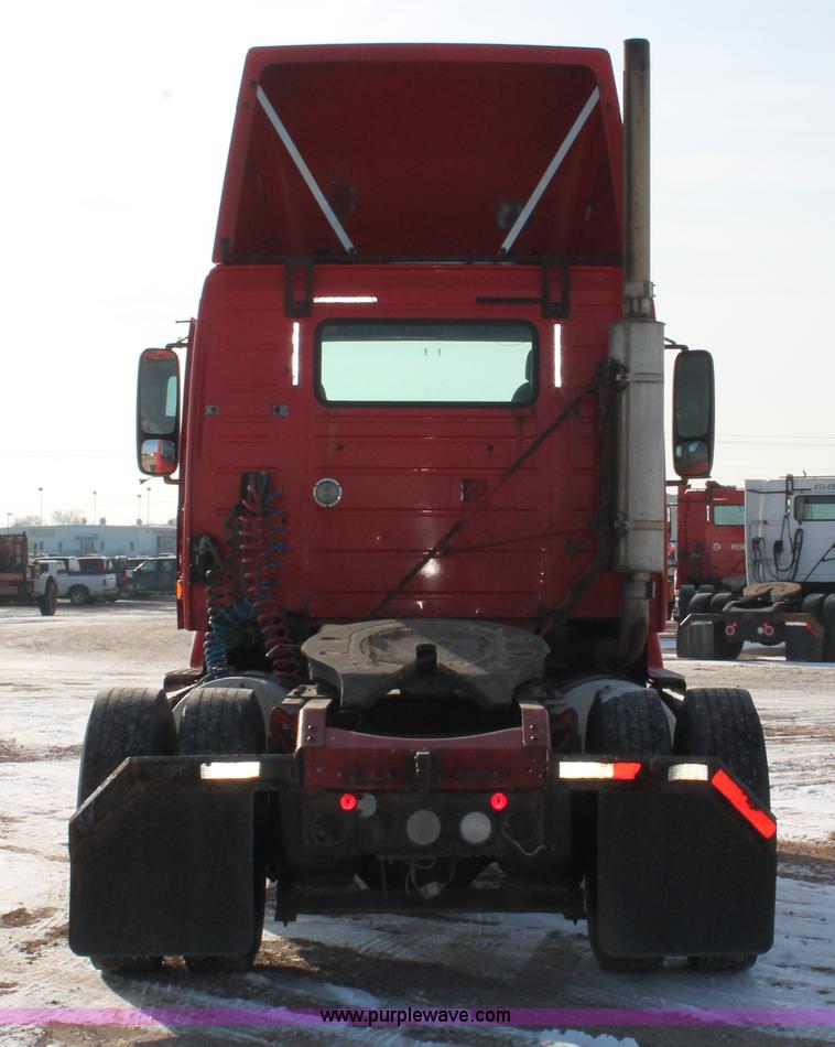 image for item H8365 2000 Volvo VNL semi truck