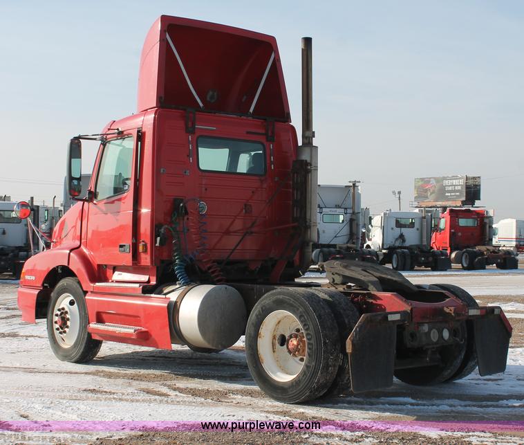 image for item H8365 2000 Volvo VNL semi truck