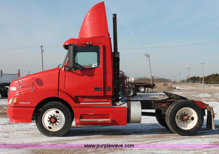 image for item H8365 2000 Volvo VNL semi truck