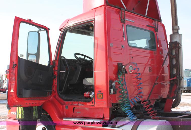 image for item H8365 2000 Volvo VNL semi truck