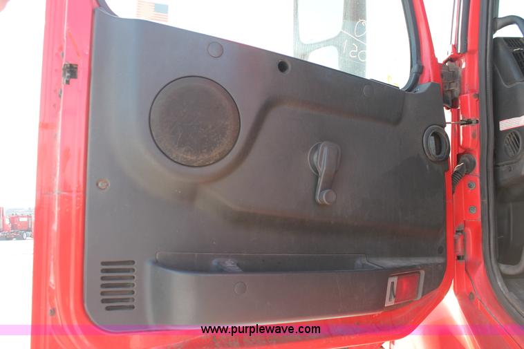 image for item H8365 2000 Volvo VNL semi truck