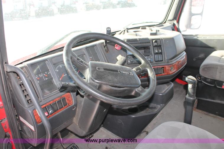 image for item H8365 2000 Volvo VNL semi truck