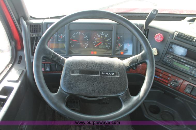 image for item H8365 2000 Volvo VNL semi truck