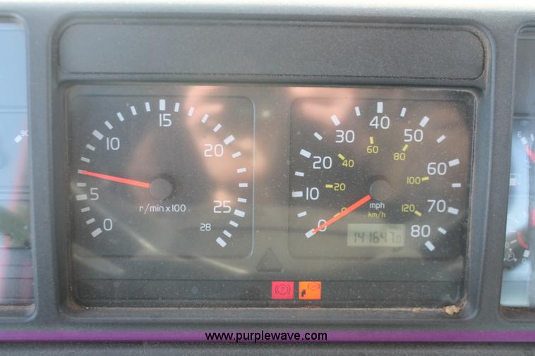 image for item H8365 2000 Volvo VNL semi truck