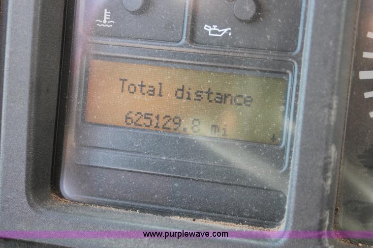 image for item H8365 2000 Volvo VNL semi truck